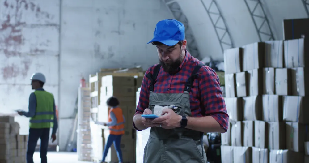 Empresario en centro de distribuci&oacute;n - P4 Warehouse 3PL Enterprise